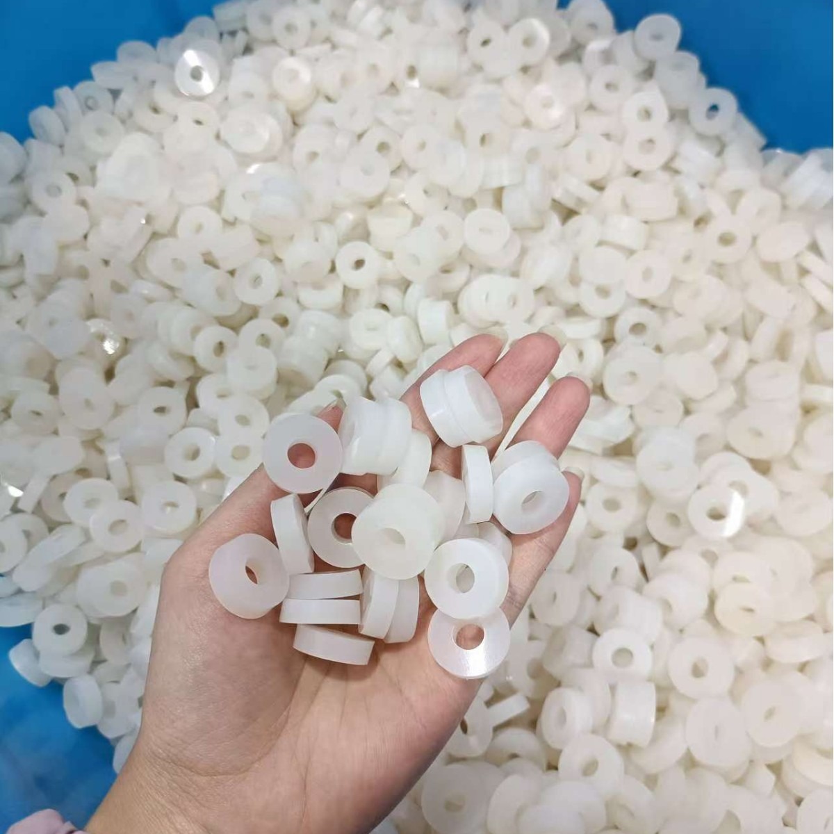 White Hinged Plastic Screw Cap - огляд і ціна Furniture Hardware Screws